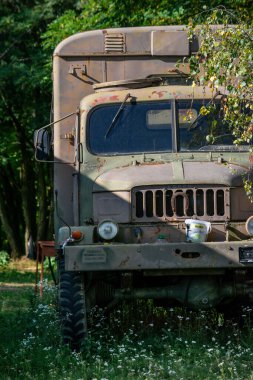 Eski askeri kamyonet Praga V3S Ormana tüm tekerden çekişli.