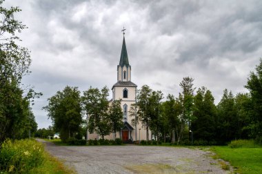 Norveç 'teki eski beyaz ahşap Saltstraumen Kilisesi