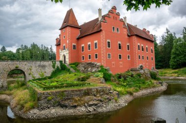 Güney Bohemya 'daki Cerven lhota Kalesi. Gölün üzerinde tuğla köprü olan bir kale. Çek Cumhuriyeti 'nde turistik ilgi.