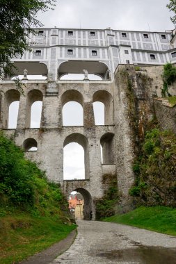 Çek Cumhuriyeti 'nin Cesky Krumlov kentindeki kalenin yakınındaki eski miras korumalı çok katlı köprü.