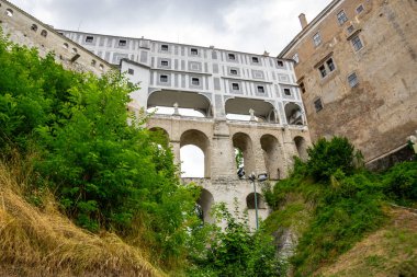 Çek Cumhuriyeti 'nin Cesky Krumlov kentindeki kalenin yakınındaki eski miras korumalı çok katlı köprü.