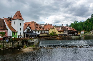 Cesky Krumlov, Çek Cumhuriyeti - 30 Temmuz 2023: Vltava Nehri 'nin setindeki eski evler.