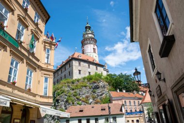 Cesky Krumlov, Çek Cumhuriyeti - 30 Temmuz 2023: Vltava nehrinin yukarısındaki bir tepedeki eski kale, UNESCO tarafından korunan bir anıt kulesi.
