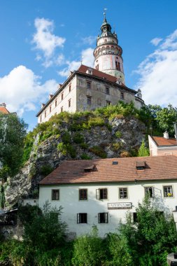 Çek Cumhuriyeti Cesky Krumlov 'da yüksek kulesi olan eski bir kale..