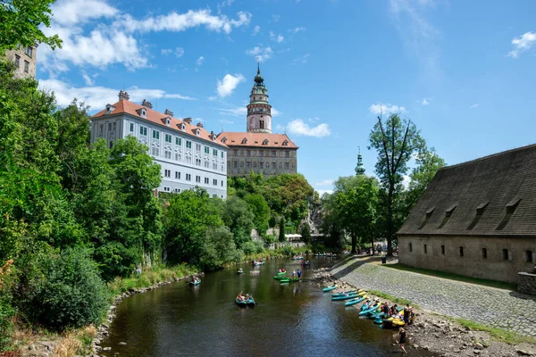 Cesky Krumlov, Çek Cumhuriyeti - 30 Temmuz 2023: Vltava nehrinin yukarısındaki bir tepedeki eski kale, UNESCO tarafından korunan bir anıt kulesi.