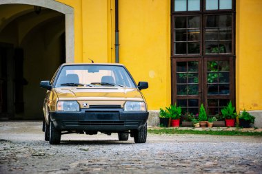Jindrichuv Hradec, Çek Cumhuriyeti - 6 Temmuz 2023: 90 'lardan kalma bej renkli bir Skoda Favorit sokağa park edilmiştir. Eski model araba, ön manzara..