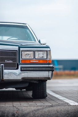 Brno, Çek Cumhuriyeti - 31 Aralık 2023: 1980 'lerden kalma eski Amerikan klasik arabası Cadillac Fleetwood otoparkta. Işıkların önüne, maskeye ve tampona bak..