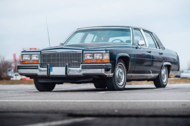 Brno, Çek Cumhuriyeti - 31 Aralık 2023: 1980 'lerden kalma eski Amerikan klasik arabası Cadillac Fleetwood otoparkta. Işıkların önüne, maskeye ve tampona bak..