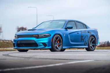 Brno, Çek Cumhuriyeti - 31 Aralık 2023: Otoparka mavi bir Dodge Charger park edilmiştir. Hızlı lüks spor araba. Folyo yapıştırmalı Amerikan kaslı arabası..