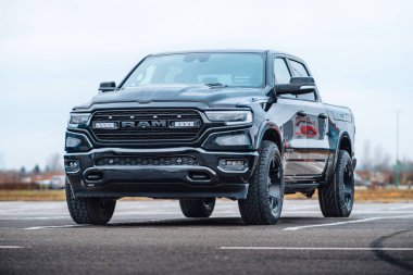Brno, Çek Cumhuriyeti - 31 Aralık 2023: Siyah Amerikan kamyonet Dodge Ram park yerinde duruyor. Tüm tekerden çekişli geniş arazi arabası, arkadan görüş..
