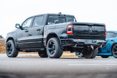 Brno, Çek Cumhuriyeti - 31 Aralık 2023: Siyah Amerikan kamyonet Dodge Ram park yerinde duruyor. Tüm tekerden çekişli geniş arazi arabası, yan görüş..