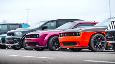 Brno, Çek Cumhuriyeti - 31 Aralık 2023: Birkaç Amerikan arabası otoparktan dışarı fırladı. Amerikan spor spor arabalarının buluşması.