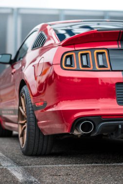 Brno, Çek Cumhuriyeti - 31 Aralık 2023: Siyah folyo hızlı şeritli kırmızı hızlı spor bir Ford Mustang bir otoparka park edilmiştir. Arka ışık detayı.