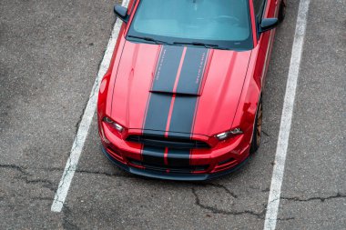 Brno, Çek Cumhuriyeti - 31 Aralık 2023: Siyah folyo hızlı şeritli kırmızı hızlı spor bir Ford Mustang bir otoparka park edilmiştir. Kaputun ayrıntıları, üst görünüm.