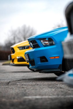 Brno, Çek Cumhuriyeti - 31 Aralık 2023: Önünde güçlü Amerikan arabası Ford Mustang 'in aydınlatma ve radyatör ızgarası var..