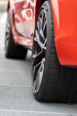 Brno, Çek Cumhuriyeti - 25 Kasım 2023: Siyah diskli kırmızı bir cipin arka tekerleğinin ayrıntıları.