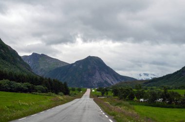 Avrupa 'nın kuzeyindeki Norveç' teki dağlarda düz uzun bir yol..
