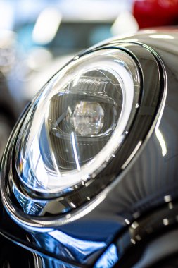 Brno, Çek Cumhuriyeti - 10 Kasım 2023: Küçük spor araba Mini Cooper 'ın ön LED ışığının ayrıntıları