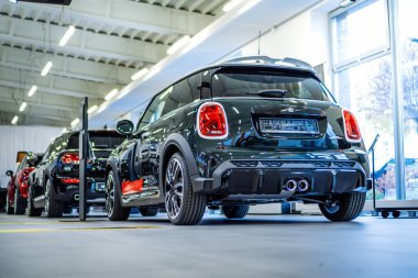 Brno, Çek Cumhuriyeti - 10 Kasım 2023: Bir sıra park edilmiş küçük şık Mini Cooper spor arabaları.