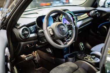 Brno, Çek Cumhuriyeti - 10 Kasım 2023: Mini bir aracın içi. Kontrol paneli ve yuvarlak ekran direksiyonu.