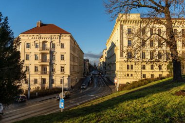 Brno, Çek Cumhuriyeti - 21 Aralık 2023: Tramvay rayları ve akşam saatlerinde şehir merkezinde eski büyük evleri olan cadde.