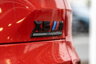 Brno, Çek Cumhuriyeti - 20 Kasım 2023: Kırmızı bir arabanın siyah BMW X5 M yarışma logosu.