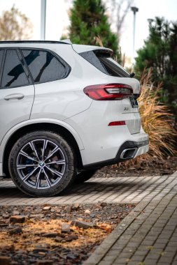 Brno, Çek Cumhuriyeti - 20 Kasım 2023: Dışarıda park edilmiş büyük beyaz bir BMW X5 SUV 'nin arkası