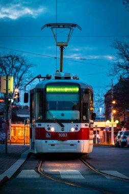 Brno, Çek Cumhuriyeti - 18 Mart 2024: Şehrin son istasyonunda sabahın erken saatlerinde kentsel toplu taşıma tramvayı.