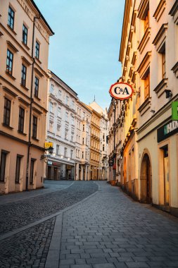 Brno, Çek Cumhuriyeti - 18 Mart 2024: Sabahın erken saatlerinde katedralle birlikte tarihi şehir merkezinde sokak. Avrupa 'da eski evleri olmayan boş bir cadde..
