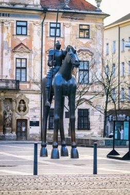 Brno, Çek Cumhuriyeti - 18 Mart 2024: At üstündeki bir binicinin taş heykeli, şehir merkezinde bir sanat eseri.