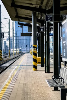 Brno, Çek Cumhuriyeti - 18 Mart 2024: Arka planda modern bir gelecek bulunan şehir merkezindeki ana istasyonda tren peronu.