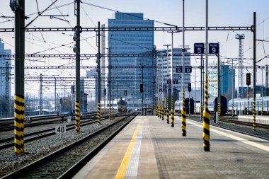 Brno, Çek Cumhuriyeti - 18 Mart 2024: Arka planda modern bir gelecek bulunan şehir merkezindeki ana istasyonda tren peronu.