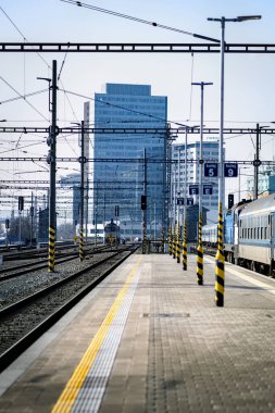 Brno, Çek Cumhuriyeti - 18 Mart 2024: Arka planda modern bir gelecek bulunan şehir merkezindeki ana istasyonda tren peronu.