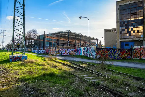 Brno, Çek Cumhuriyeti - 12 Mart 2024: Şehrin sanayi bölgesinde terk edilmiş fabrikaları olan eski demiryolu rayları.