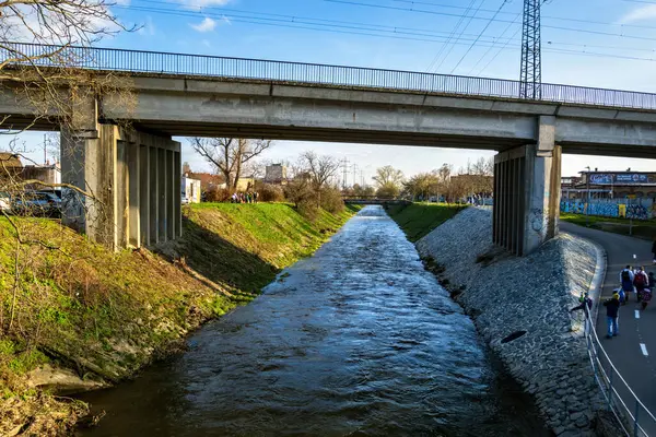 Brno, Çek Cumhuriyeti - 12 Mart 2024: Şehrin dışındaki sanayi bölgesinde nehir üzerindeki eski demiryolu köprüsü.