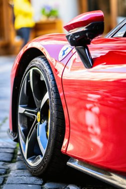 Brno, Çek Cumhuriyeti - 28 Mart 2024: Pahalı spor lüks kırmızı araba Ferrari SF90 Stradale hibrit motorlu araba şehir merkezinde caddeye park edilmiştir. Araç tekerleğinin ayrıntıları.