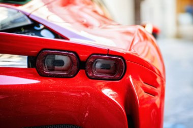 Brno, Çek Cumhuriyeti - 28 Mart 2024: Pahalı spor lüks kırmızı araba Ferrari SF90 Stradale hibrit motorlu araba şehir merkezinde caddeye park edilmiştir. Arka ışık detayı.