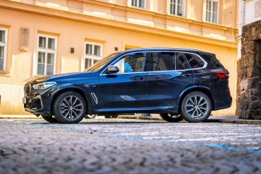 Brno, Çek Cumhuriyeti - 25 Mart 2024: Koyu mavi BMW X5 lüks araba şehirde caddeye park edildi.