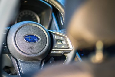 Brno, Çek Cumhuriyeti - 11 Nisan 2024: Subaru Japon arabasının direksiyon simidinin ayrıntıları. Arabanın içi düğme ve kontrollerle dolu..