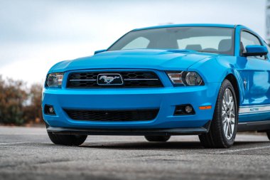 Brno, Çek Cumhuriyeti - 1 Ocak 2024: Mavi spor araba Ford Mustang dışarıda park halinde. Otoparkta hızlı Amerikan kaslı arabası..