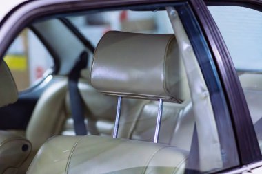 Brno, Çek Cumhuriyeti - 3 Mayıs 2024: Eski klasik bir BMW 6 spor arabasının içindeki deri koltuğun ayrıntıları.