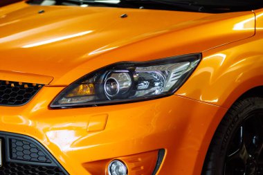 Brno, Çek Cumhuriyeti - 3 Mayıs 2024: Turuncu spor araba Ford Focus ST.