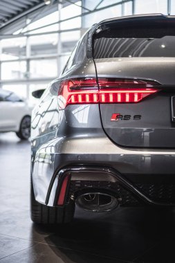 Brno, Çek Cumhuriyeti - 21 Mart 2024: Audi RS6 pahalı lüks arabanın arka fren lambası ayrıntıları.