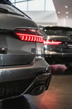 Brno, Çek Cumhuriyeti - 21 Mart 2024: Audi RS6 pahalı lüks arabanın arka fren lambası ayrıntıları.