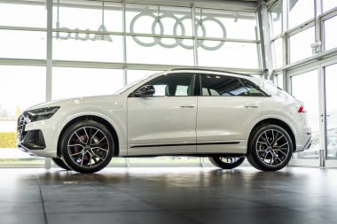 Brno, Çek Cumhuriyeti - 21 Mart 2024: Beyaz lüks SUV Audi Q8 bir araba galerisinin salonunda duruyor.