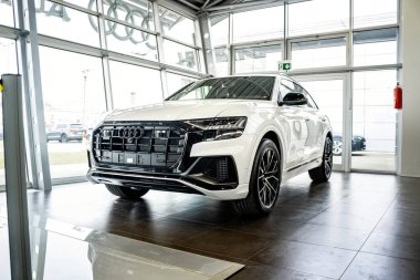 Brno, Çek Cumhuriyeti - 21 Mart 2024: Beyaz lüks SUV Audi Q8 bir araba galerisinin salonunda duruyor.