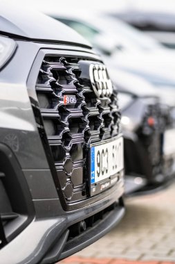 Brno, Çek Cumhuriyeti - 21 Mart 2024: Audi arabasının ön ızgarasının ayrıntıları. Dışarıdaki otoparkta bir sıra araba var..