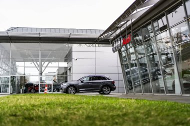 Brno, Çek Cumhuriyeti - 21 Mart 2024: Audi SUV bir araba galerisinin önünde park halinde..
