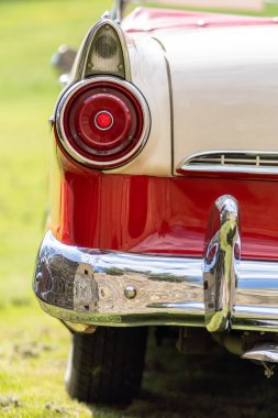 Okor, Çek Cumhuriyeti - 15 Nisan 2023: 50 'lerden kalma eski bir Amerikan arabasının arka lambasının ayrıntıları.