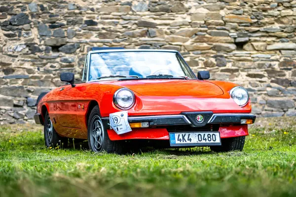 Okor, Çek Cumhuriyeti - 15 Nisan 2023: Kırmızı eski İtalyan spor arabası Alfa Romeo Spider.